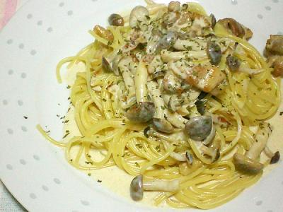 鶏肉としめじのクリームパスタ