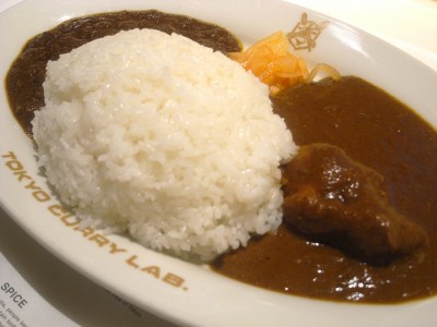 アーモンドチキンカレーとダブルミンチカレーの合いがけ