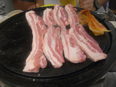 お肉とキムチを焼き始めたところ